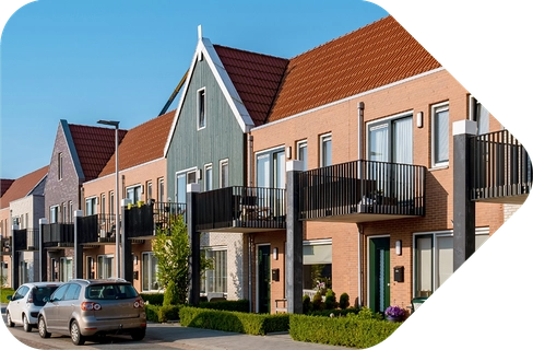 Straat in een moderne nieuwbouwwijk in Nederland onder een blauwe lucht
